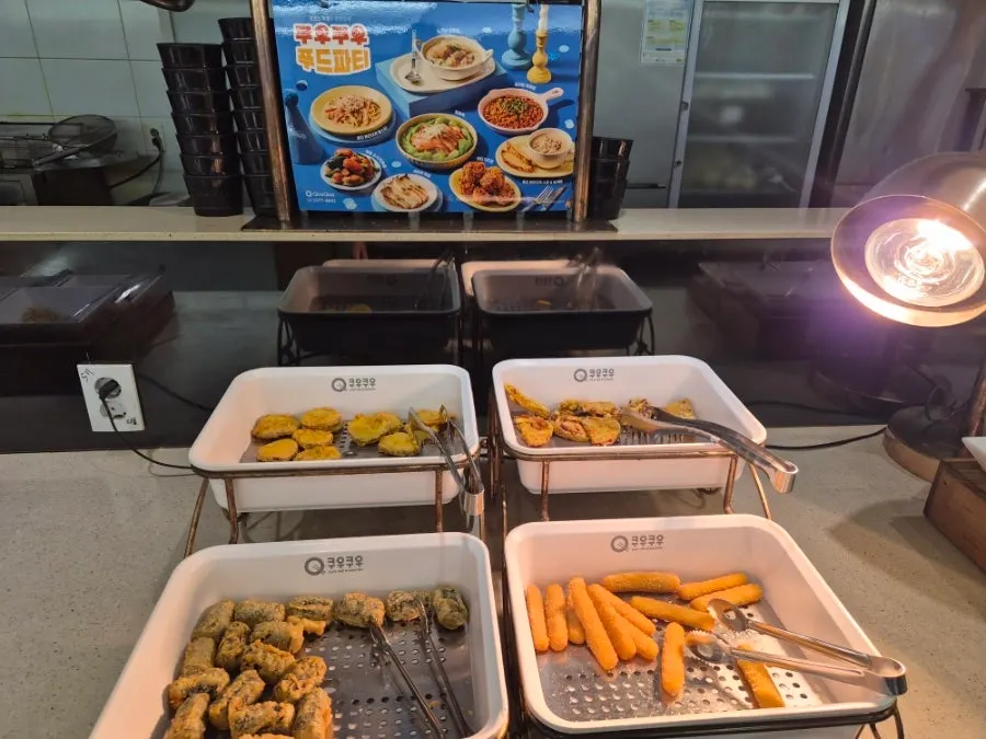 Buffet meal dishes