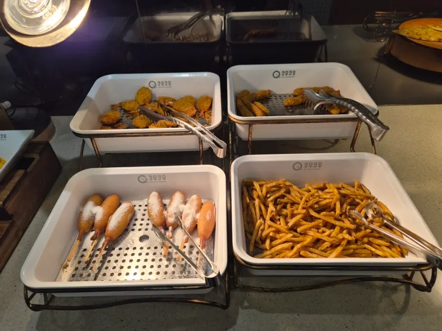 Buffet meal dishes