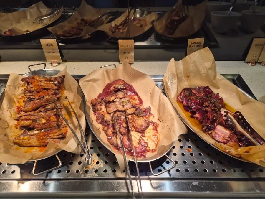 Buffet meal dishes