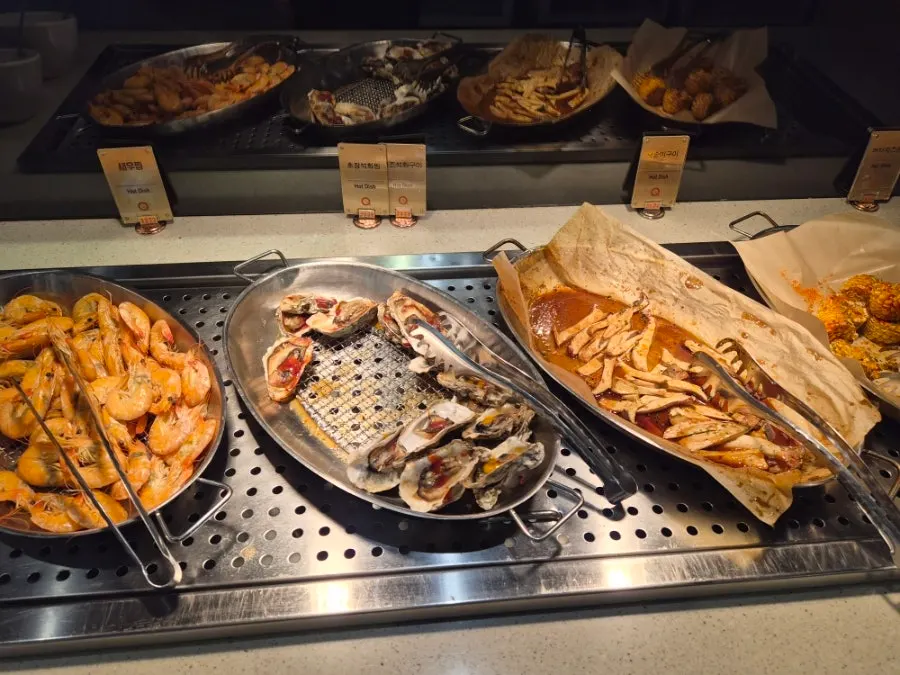 Buffet meal dishes
