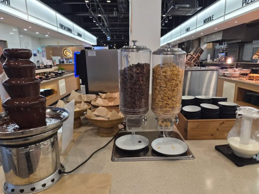 Buffet meal dishes