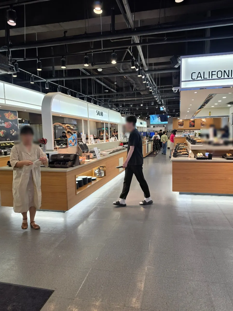 Kuu Kuu Nowon Branch's spacious hall and live cooking section