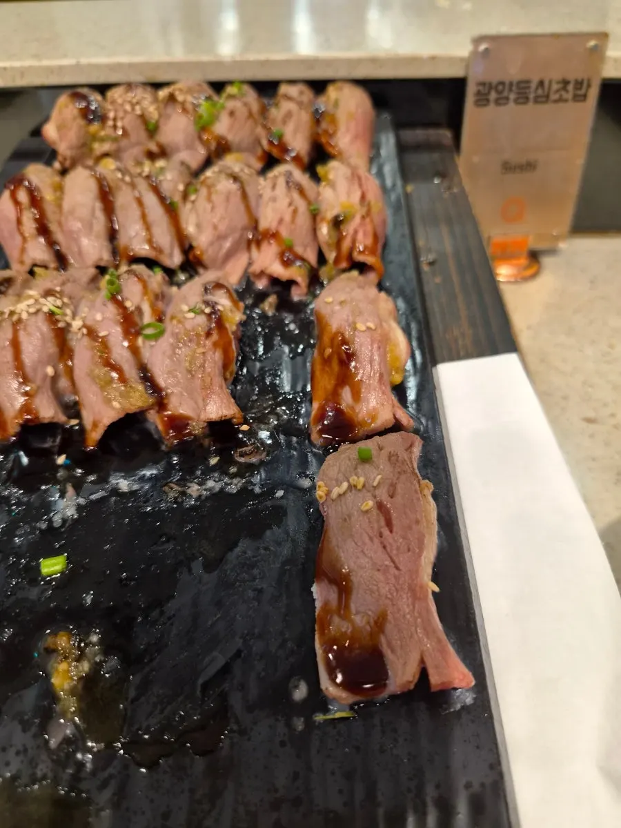 จานซูชิที่มีซูชิแซลมอน