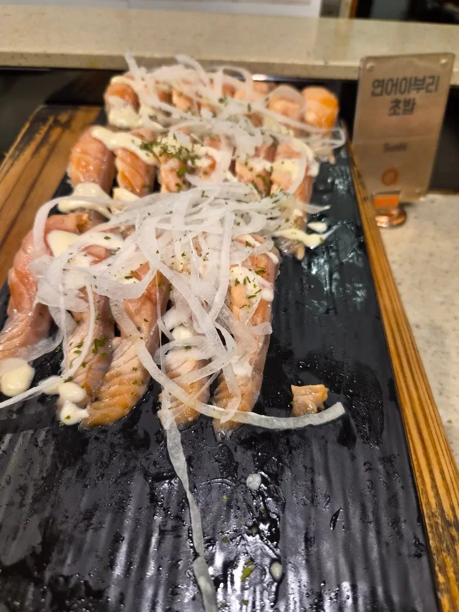 จานซูชิกุ้งและโรล