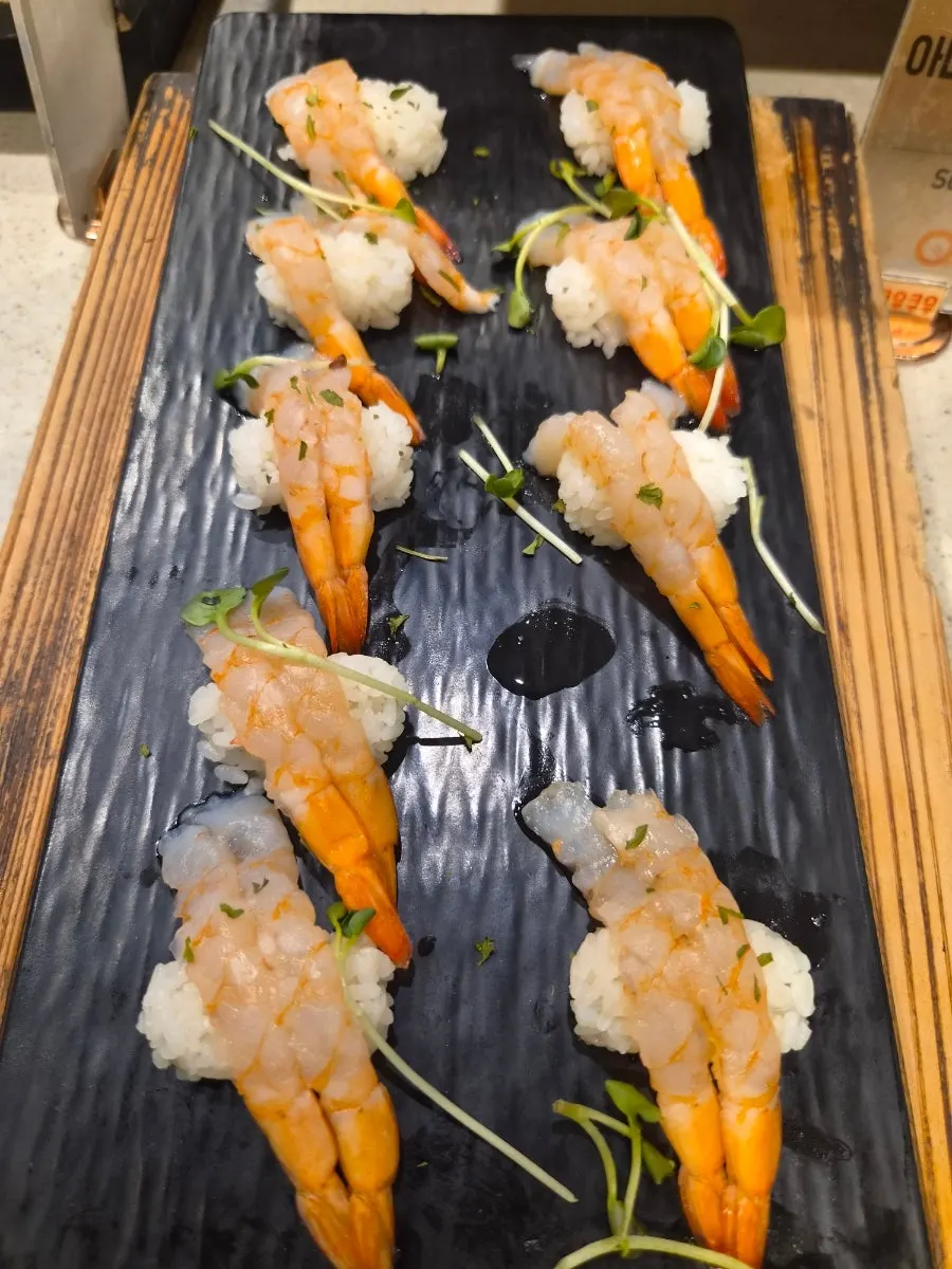 ซูชิหลากชนิดบนชั้นวาง