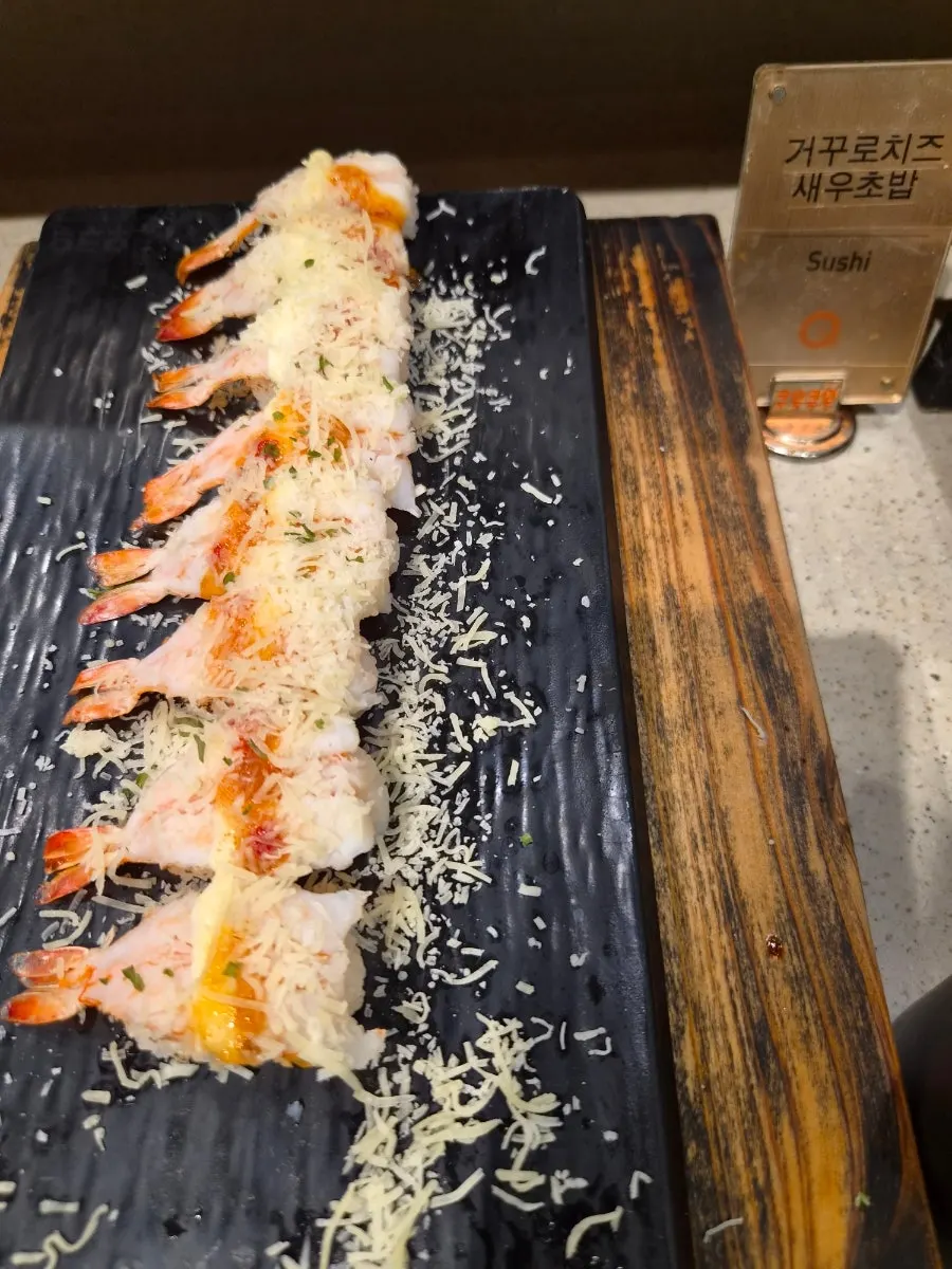 ซูชิหลากชนิดรวมถึงซูชิเนื้อ