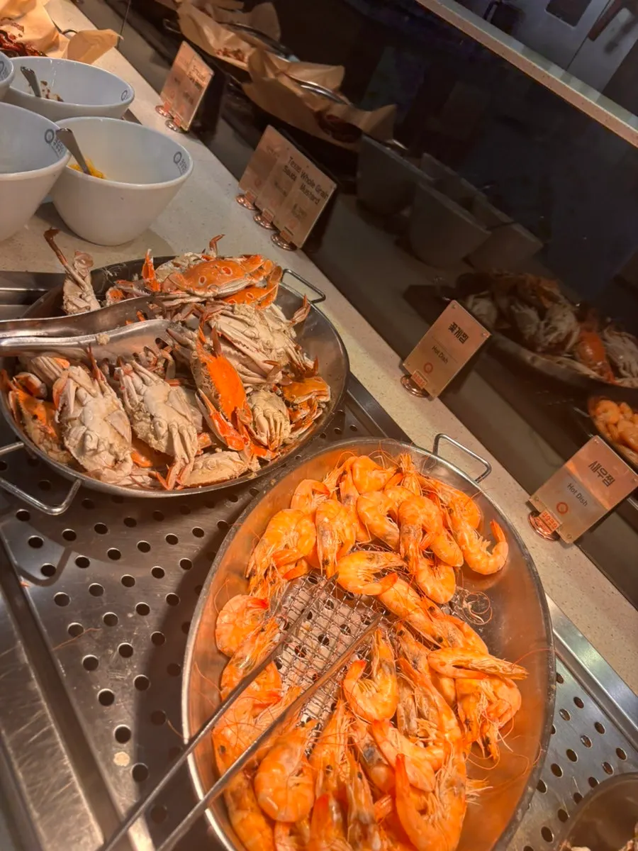 꽃게찜과 새우찜이 놓인 핫푸드 코너