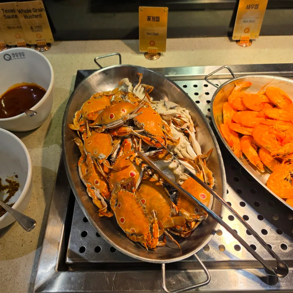 신메뉴 훈제오리가 놓인 즉석 조리 코너