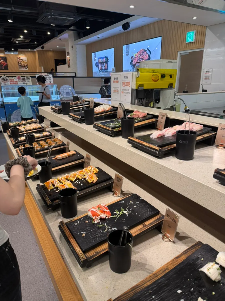 Sushi and roll station