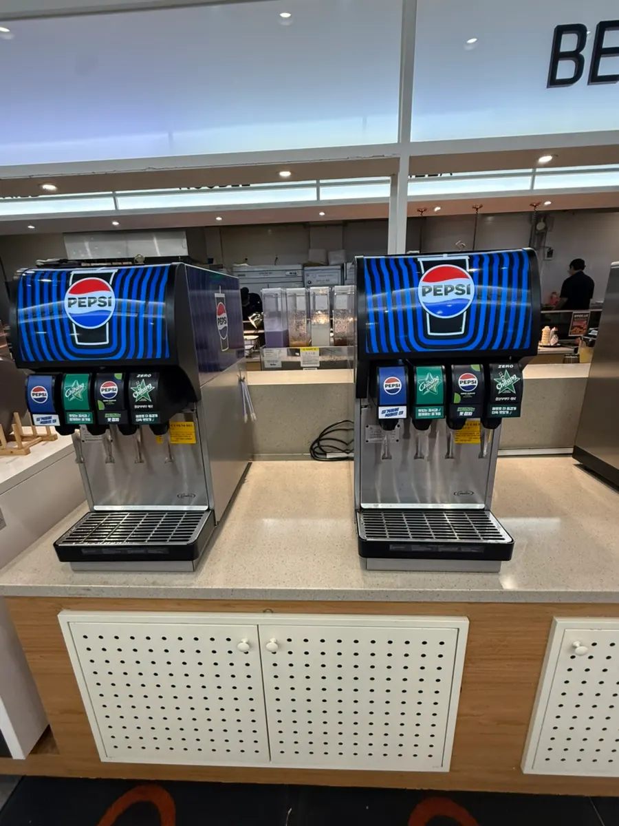 Drink station with soft drinks and slushies