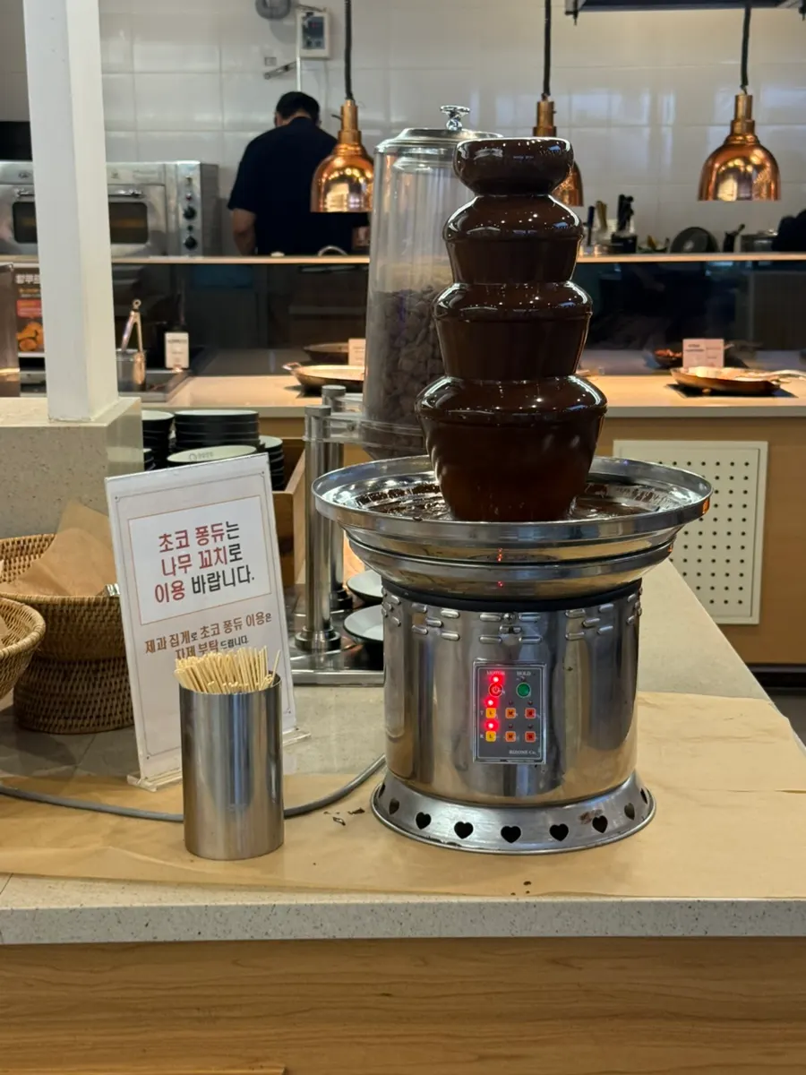 Ice cream leading into the dessert station