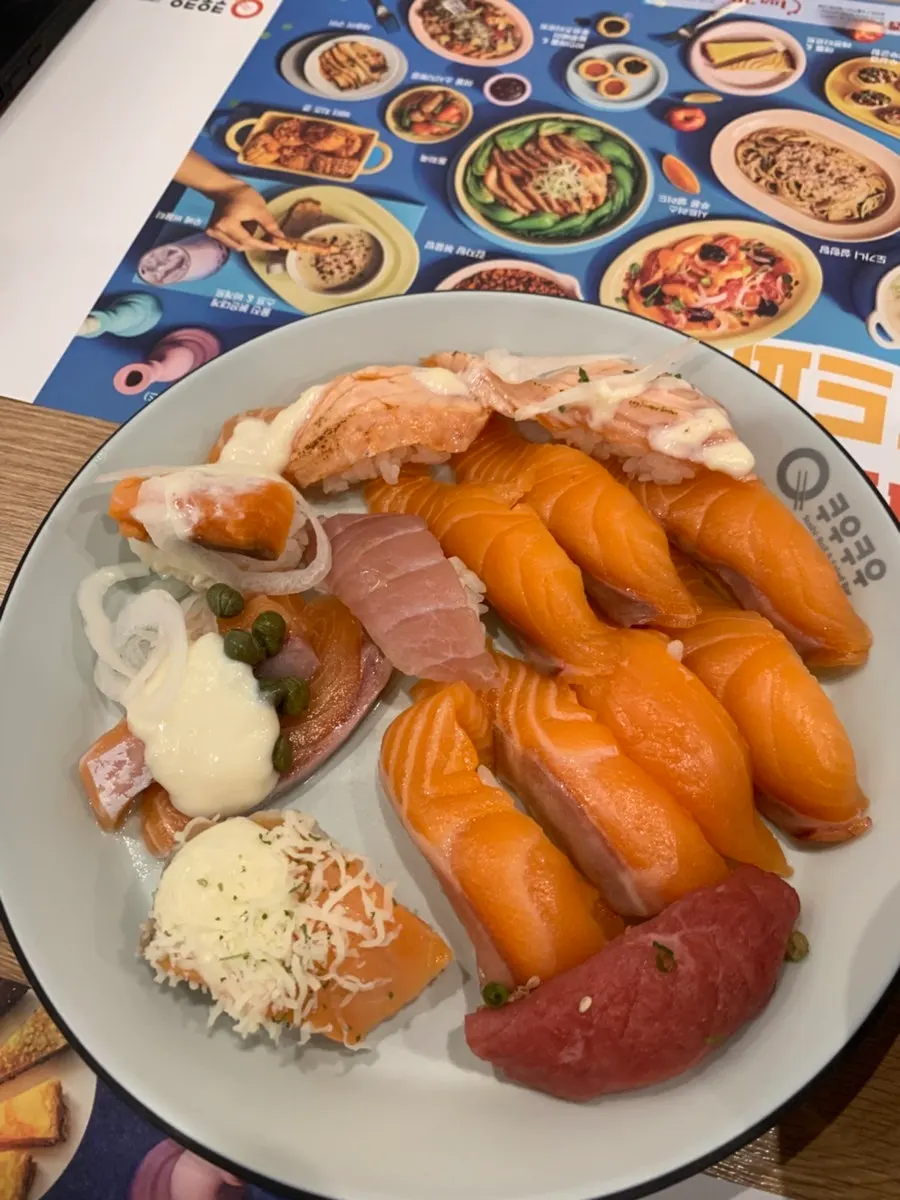 Plate combining sushi and cooked dishes