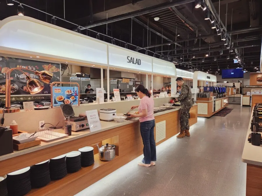 Spacious aisle between food stations