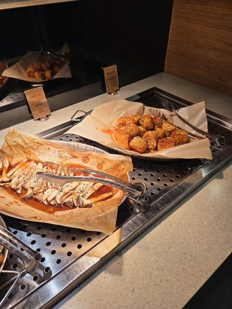 Station with raw oysters and Western dishes