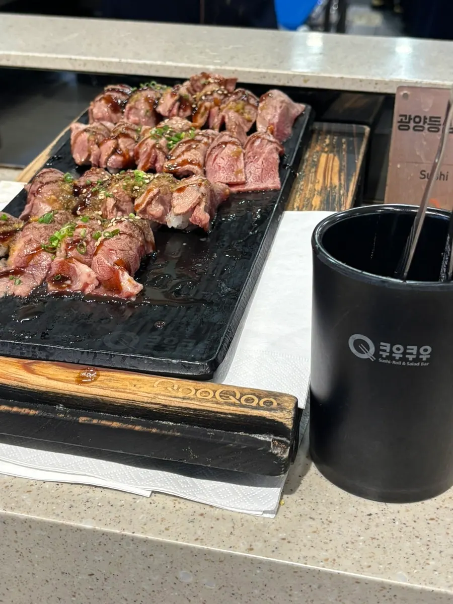 고기 초밥이 놓인 초밥 코너