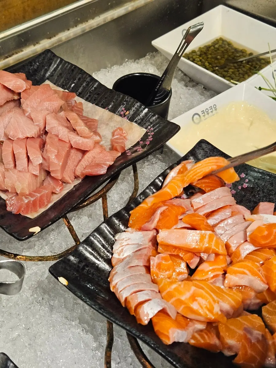 Weekend-and-dinner-only raw salmon sashimi