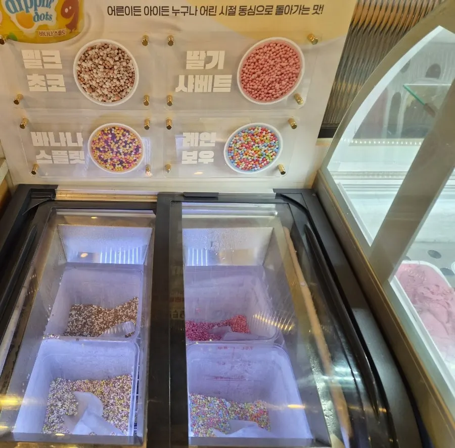 떡과 푸딩이 놓인 디저트 코너