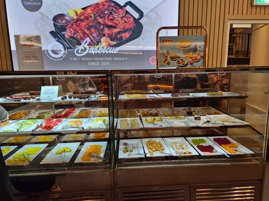 접시에 담아온 디저트 모음