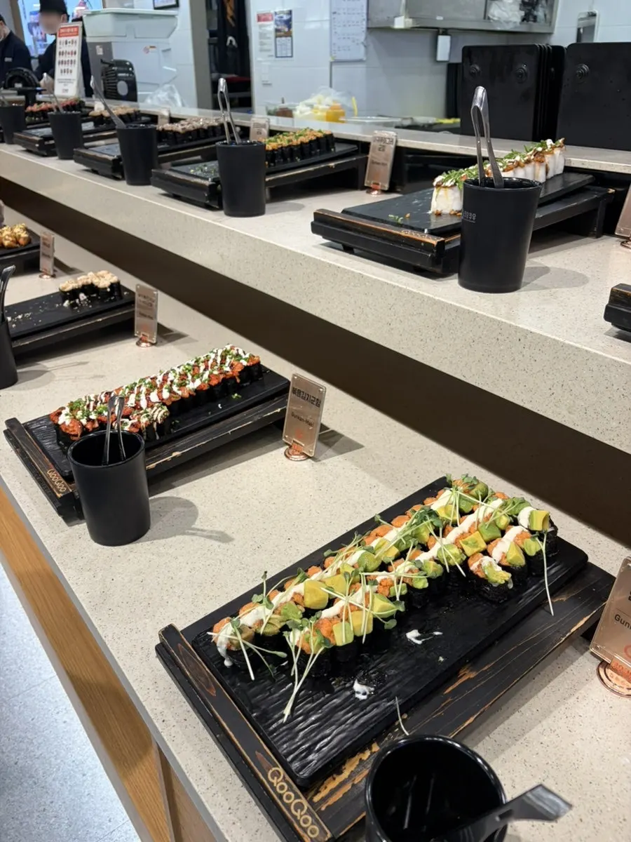 Variedad de rolls servidos en el plato