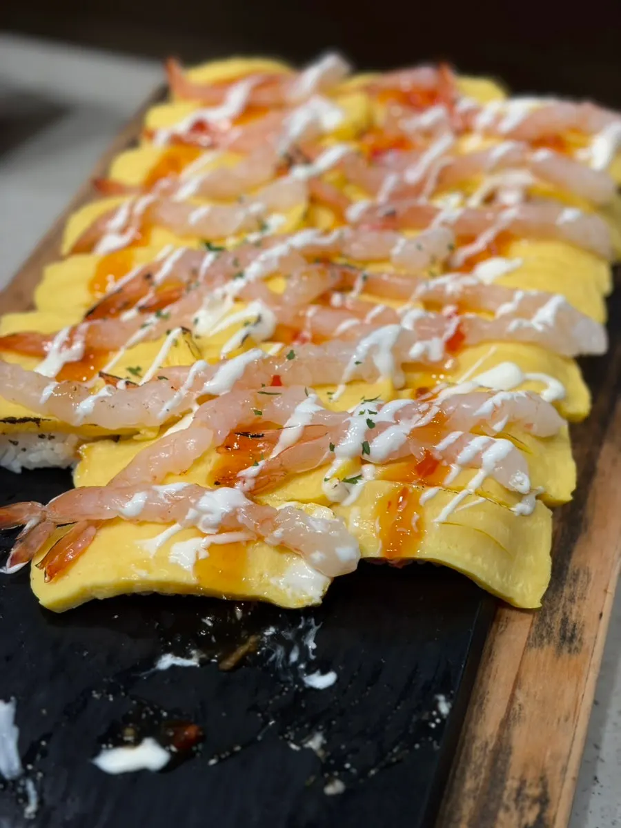 Plato de nigiri de camarón botán, hirame y salmón