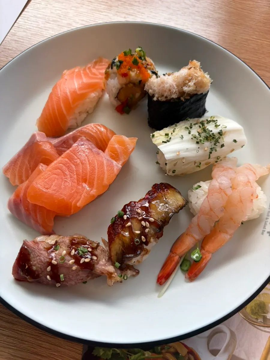 Plato con sushi de kimchi maduro