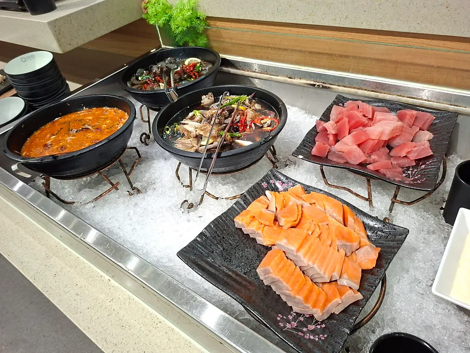 Raw-fish station dishes including mulhoe and soy-marinated crab