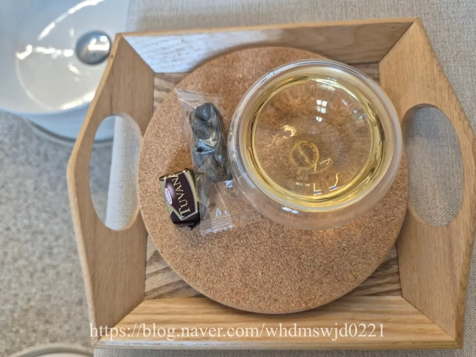 Foot bath with tea and snacks before the massage