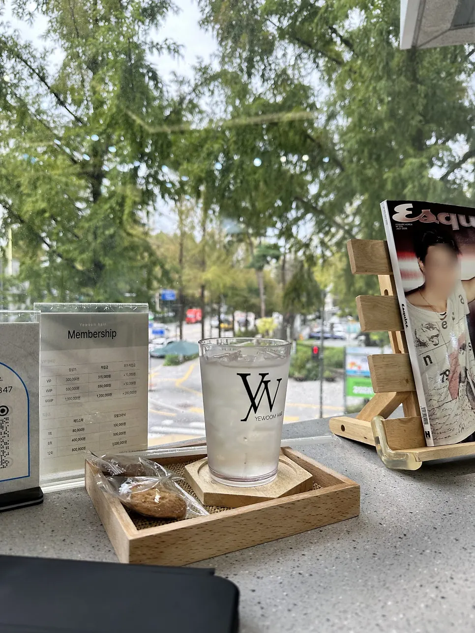 Window seat with full glass windows at Yeum Hair Nowon District Office branch