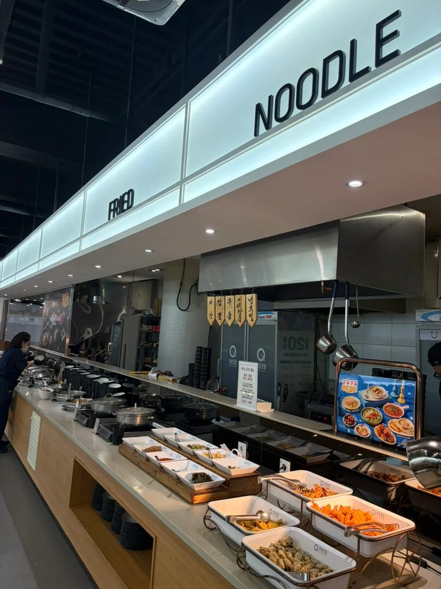 Seafood and barbecue menu station