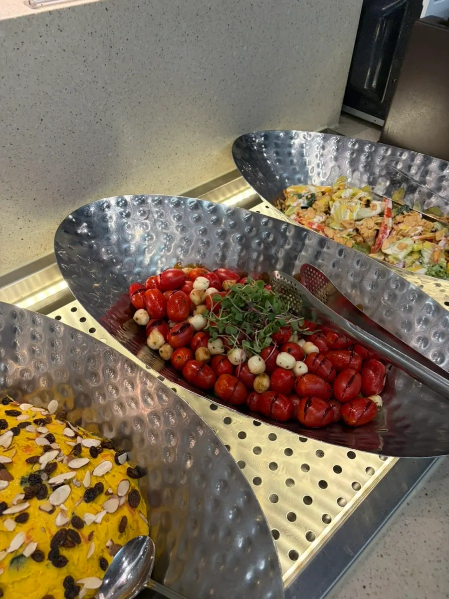Stir-fried peppers and jokbal dishes station