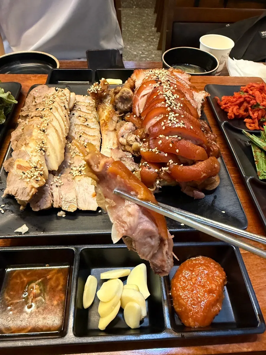 상추 깻잎 새우젓 등 쌈 채소와 곁들임