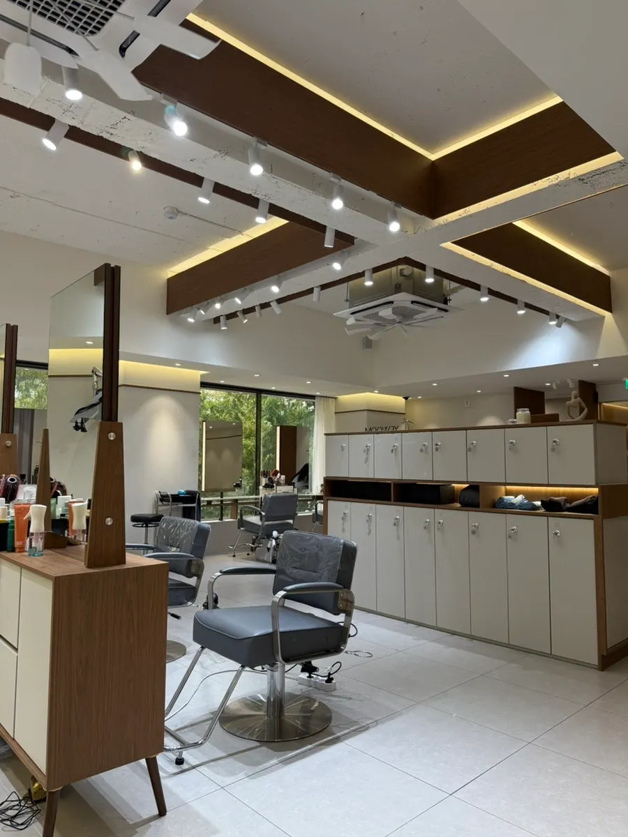 Café-like hair salon interior design