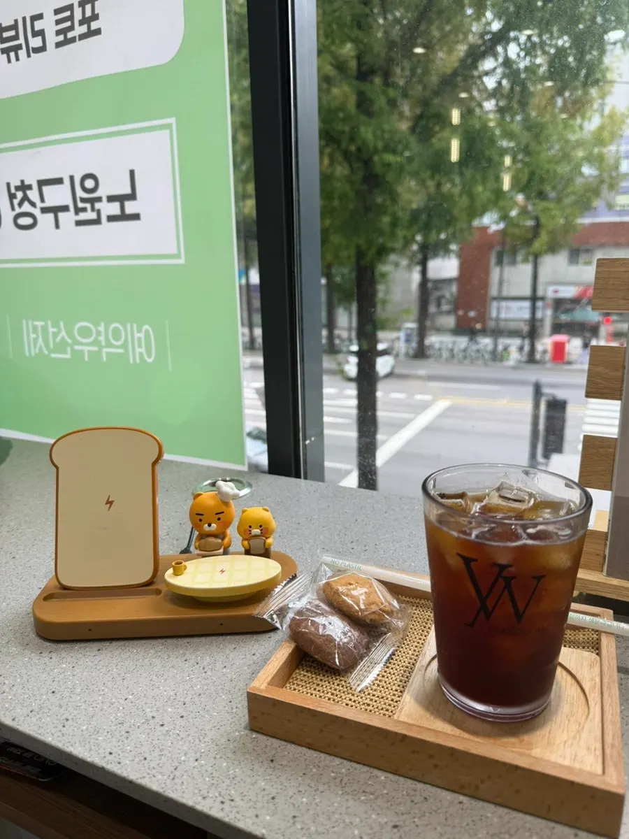 Snacks and character-shaped charger at the window consultation seat