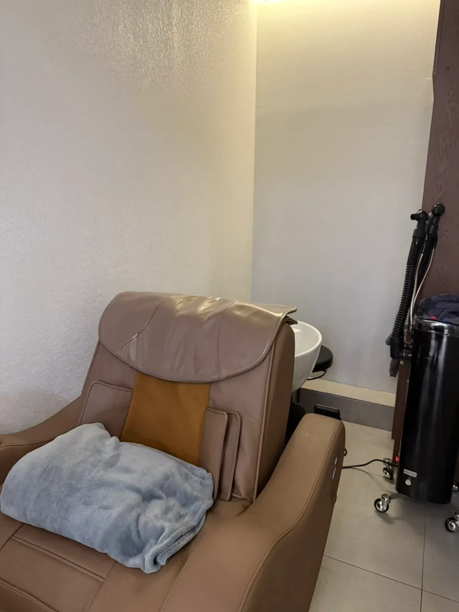 Private one-person hair clinic care room