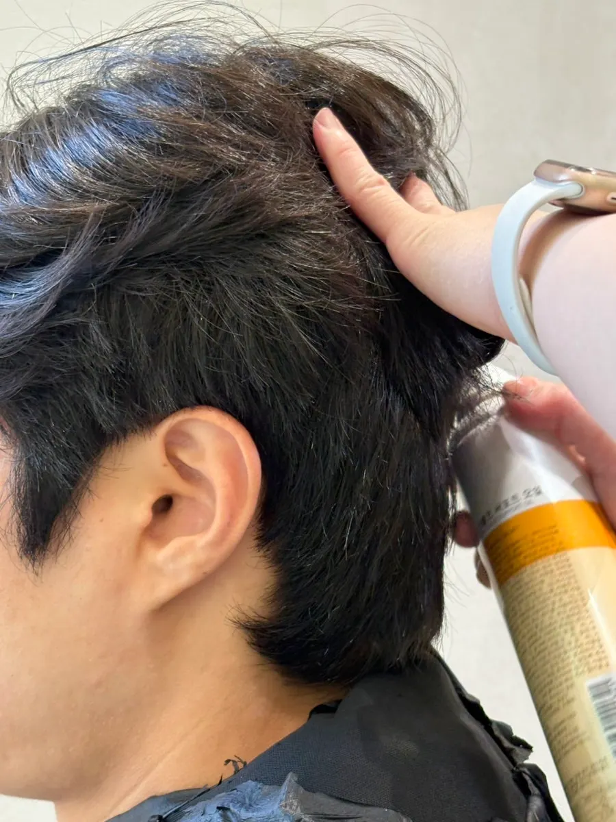 Applying scalp protectant spray before dyeing