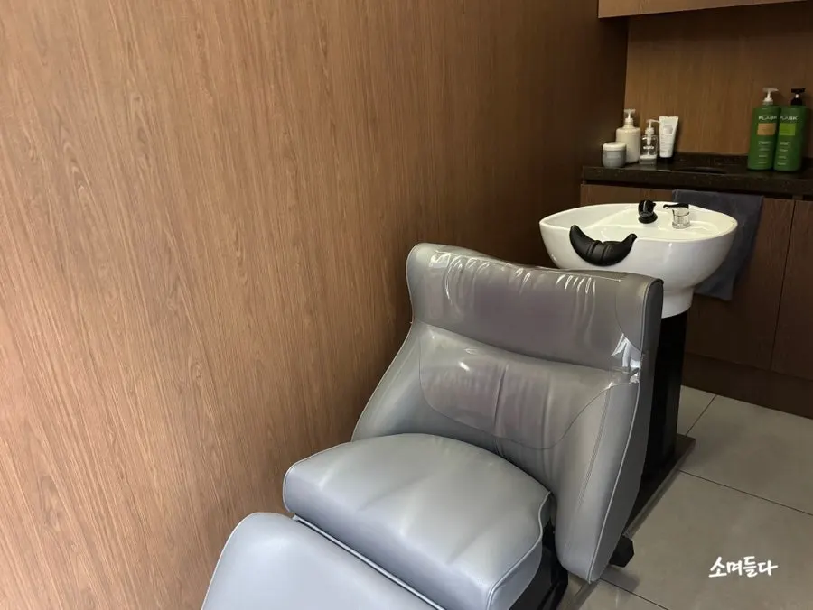 Hair condition before the medium-length layered cut service