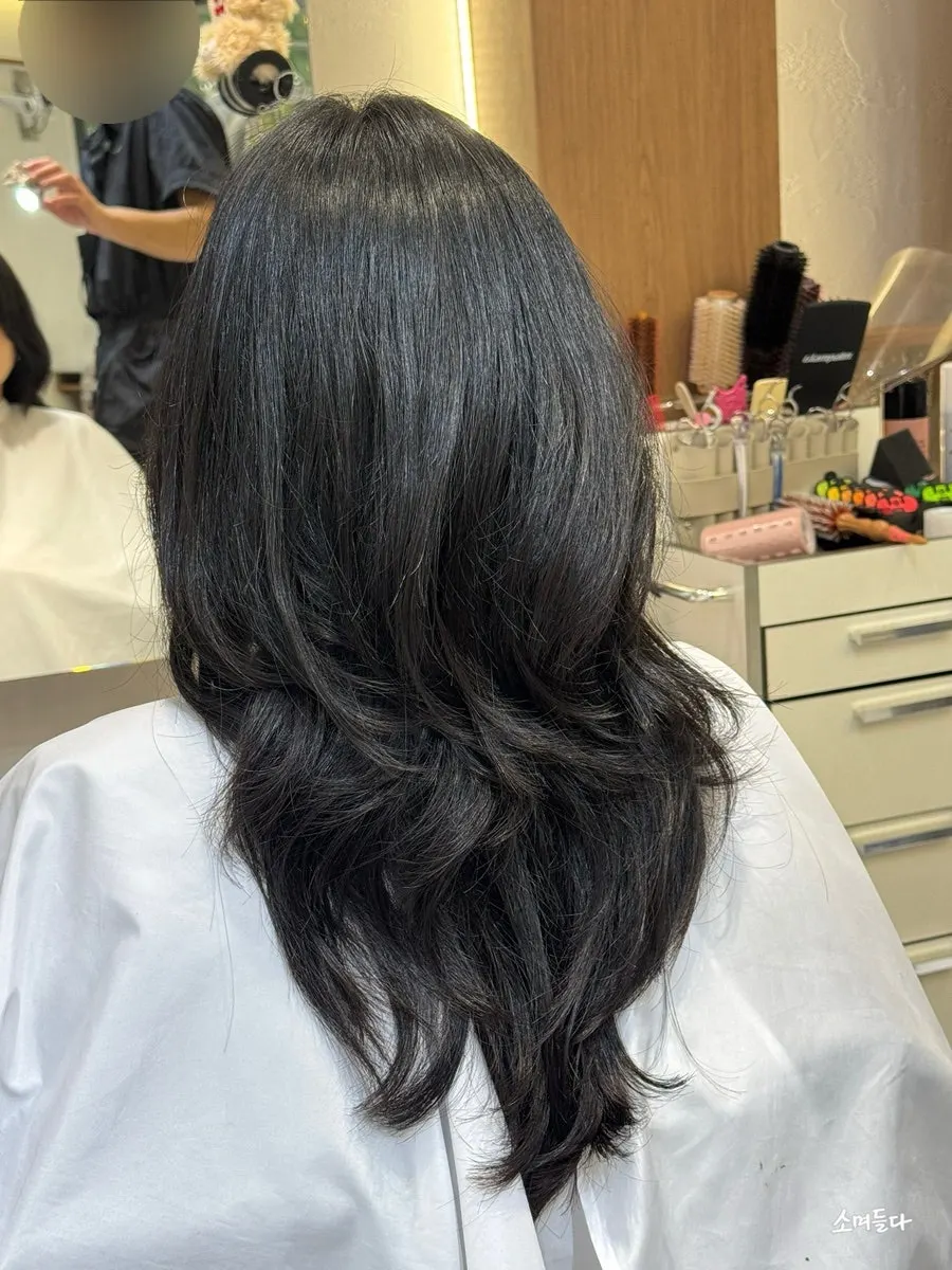 Side silhouette of the naturally flowing CS curl