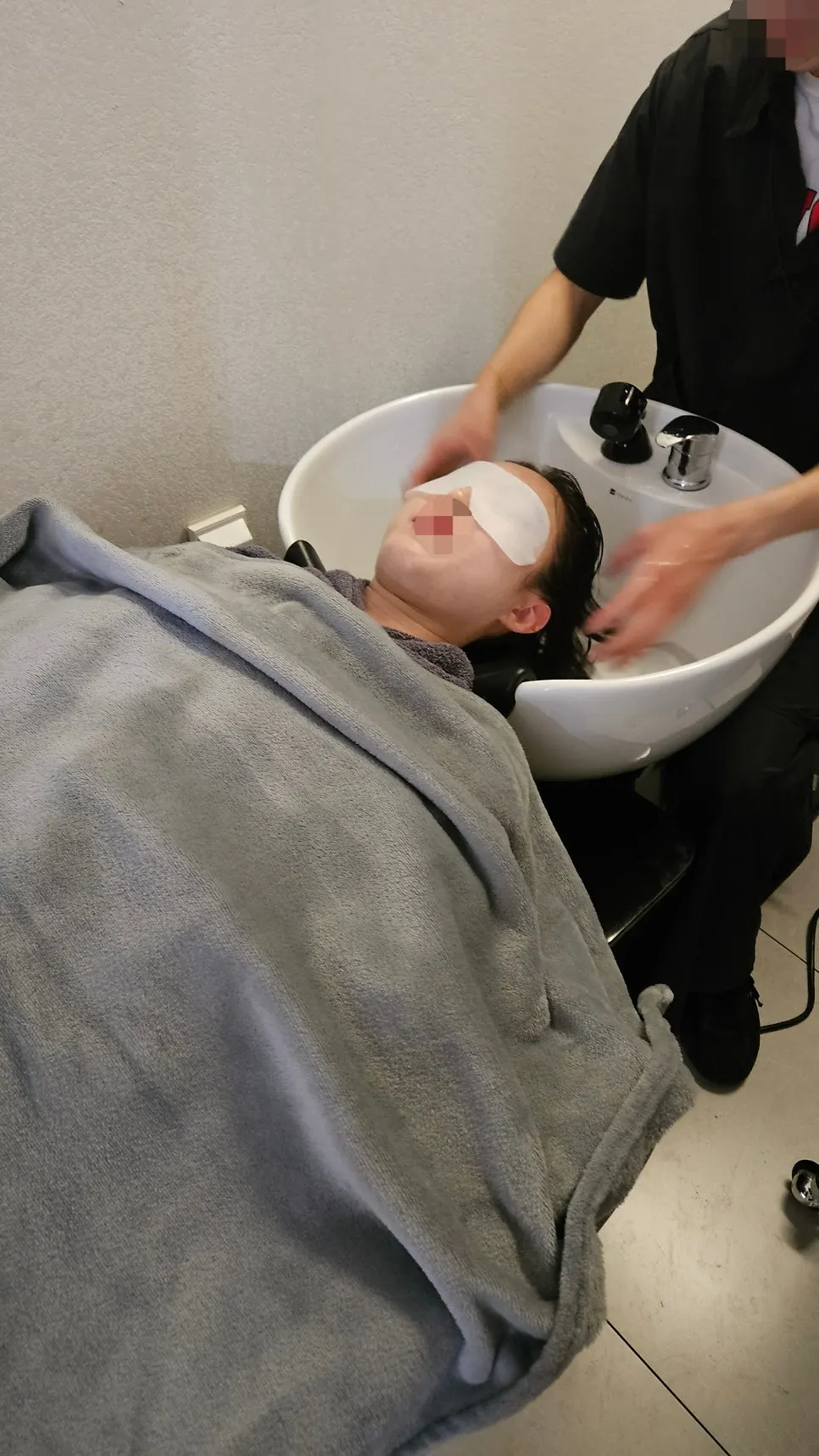 Shampoo area with a blanket provided during the service