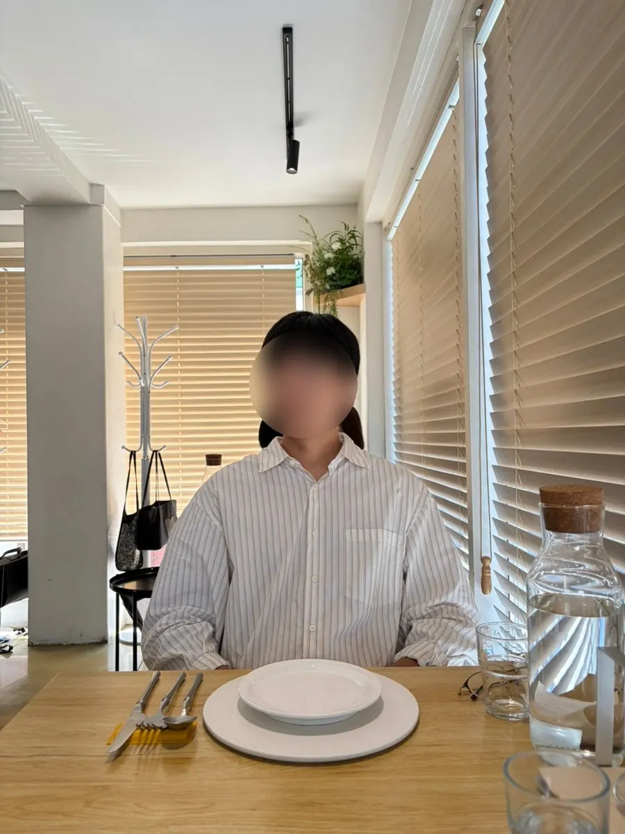 조도가 낮은 노주 다이닝 홀 분위기