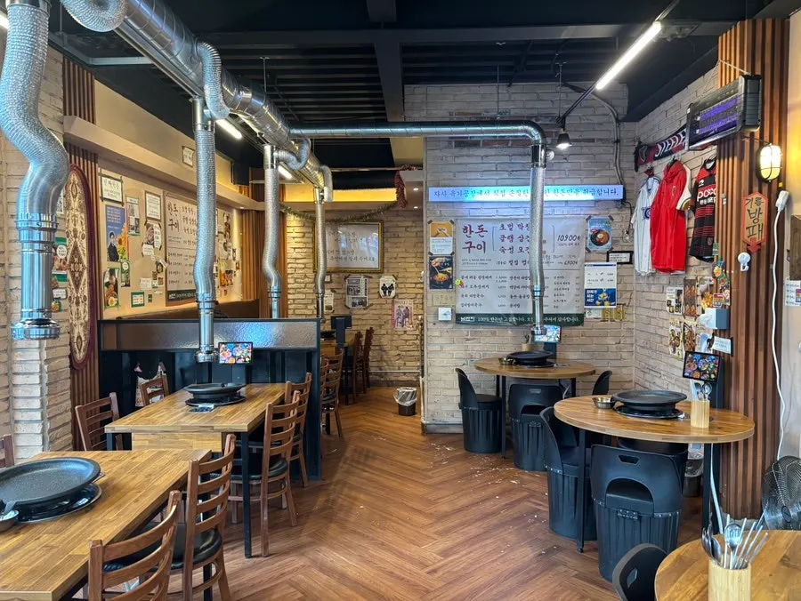 Spacious, pleasant seating area of the BBQ restaurant
