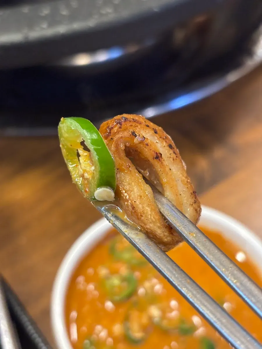 Makchang and side vegetables on the grill