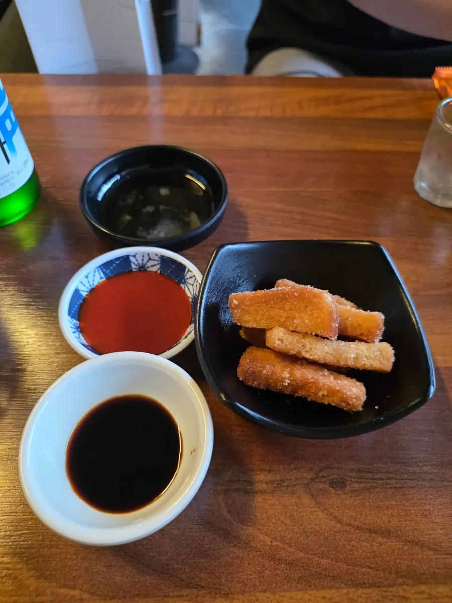 회와 함께 나온 간장, 초장, 참기름