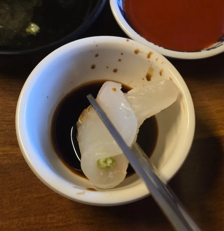 와사비 올려 간장에 찍은 회 한 점