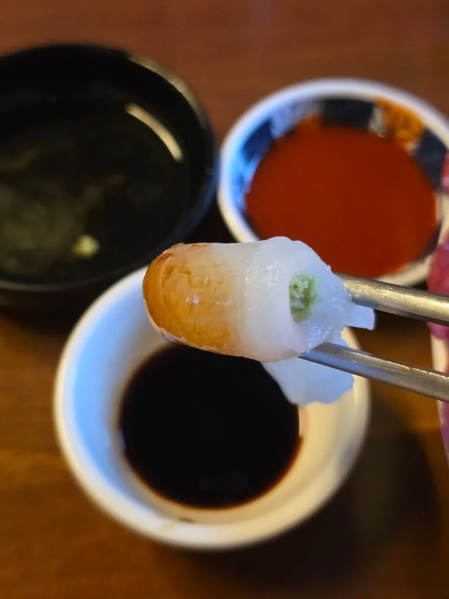 두툼하게 썰린 광어회