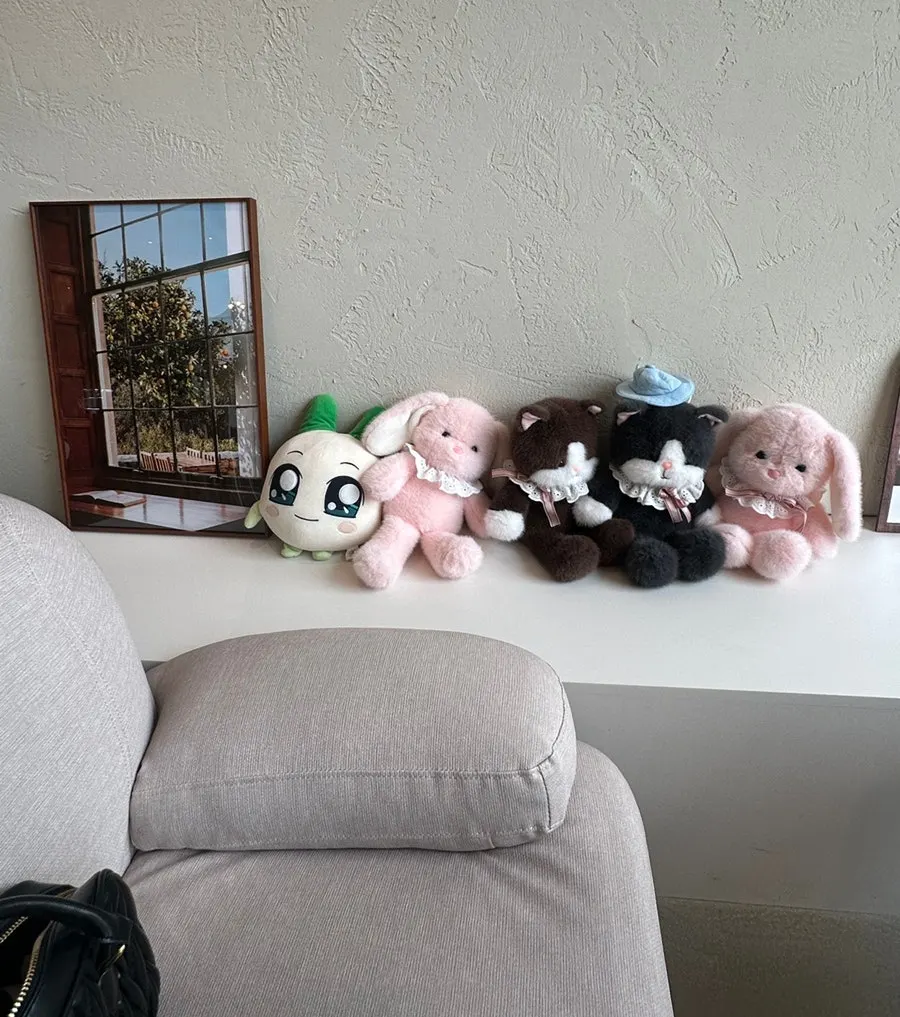 Full view of a Nyanya seat decorated with stuffed animals