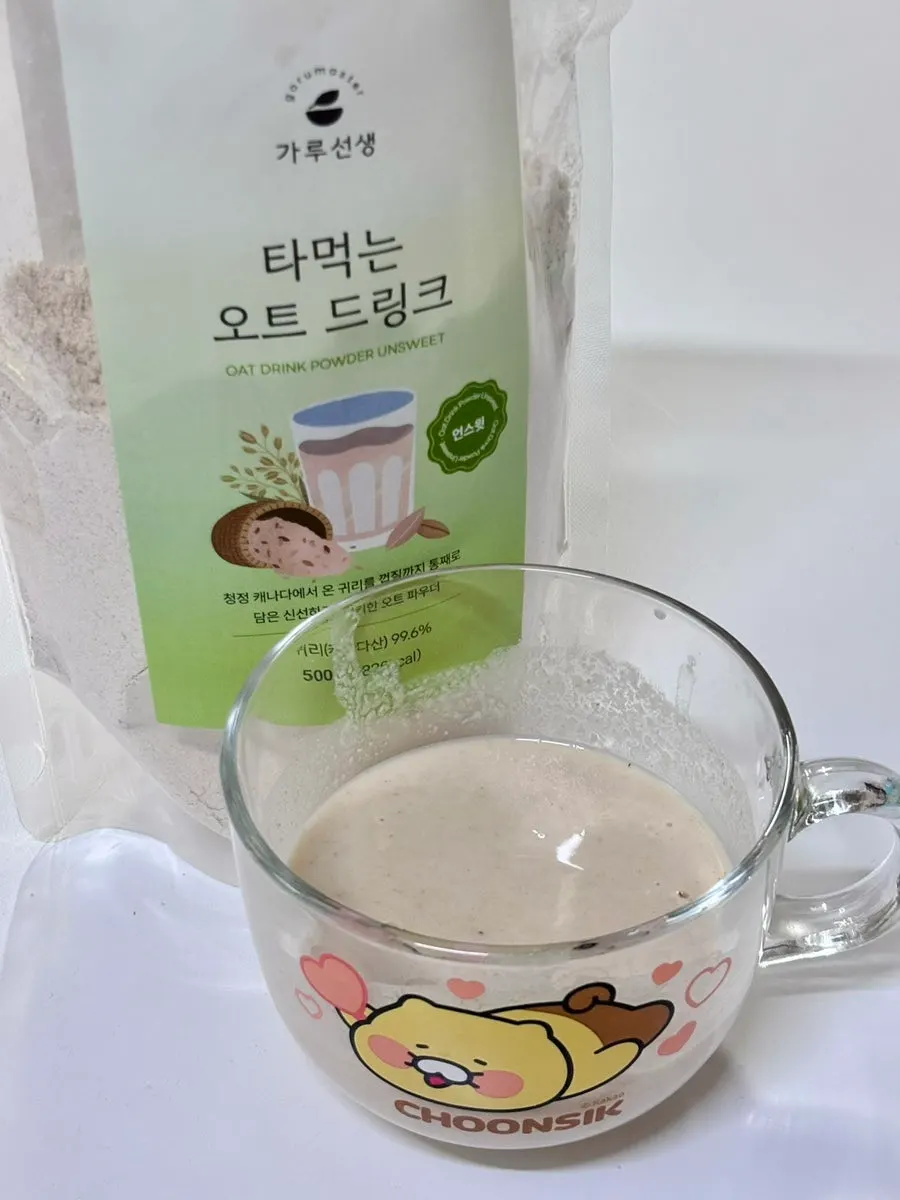 찬물에 잘 풀린 오트 드링크 한 잔