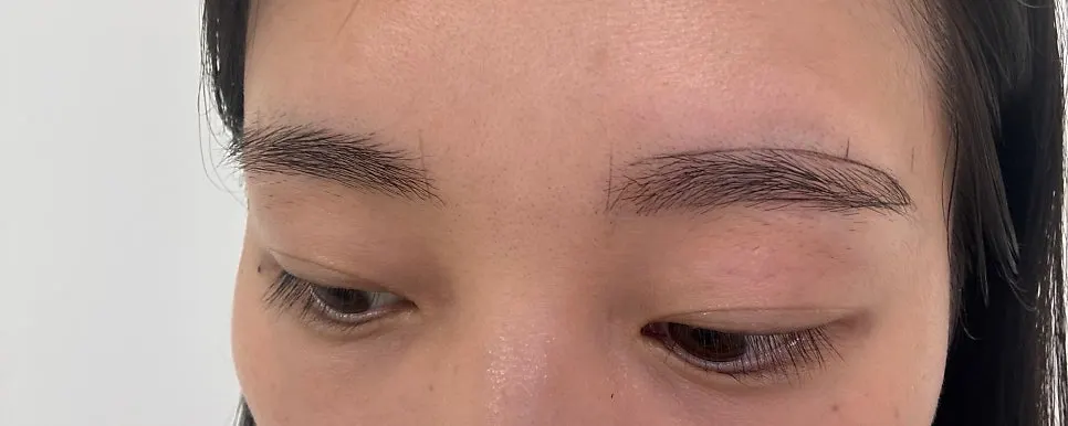 각도와 길이를 수정한 눈썹 디자인 확인 모습