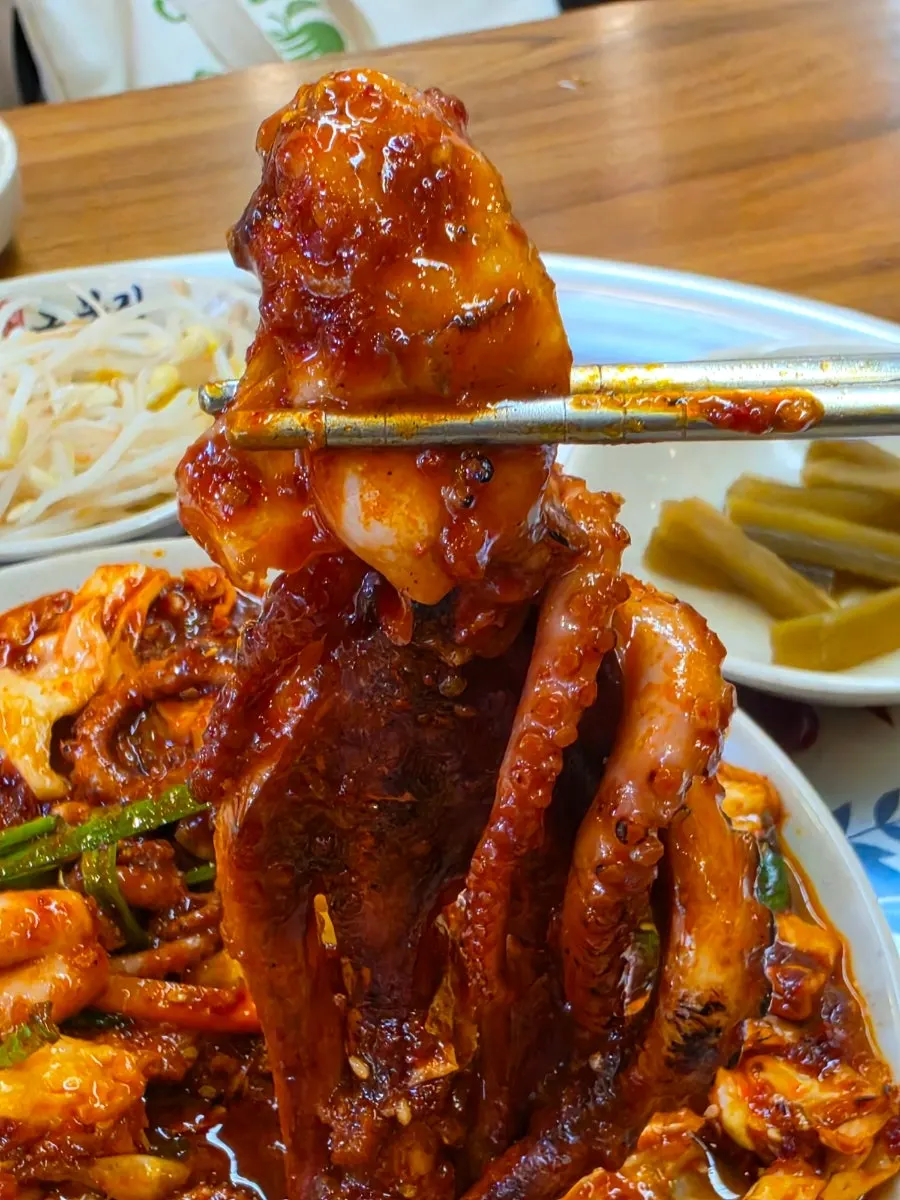 Charcoal-grilled stir-fried octopus with plump pieces of octopus