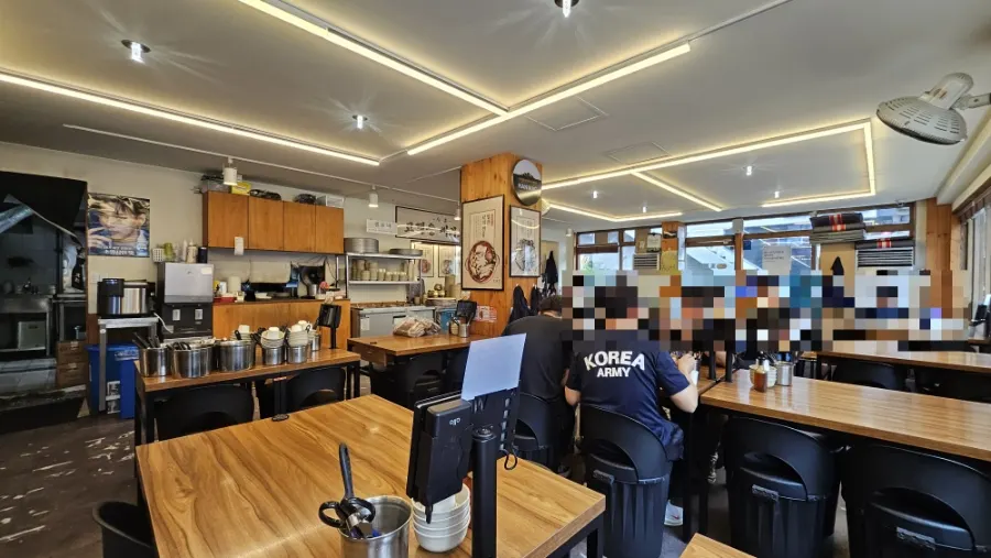 Spacious, clean hall interior of Obongjip Samseong Branch