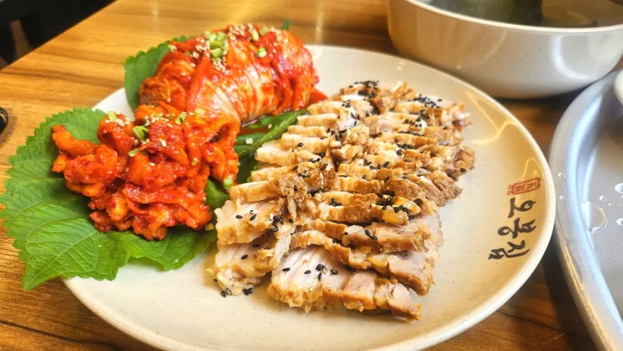 A plate of small-size Obongjip Bossam boiled pork